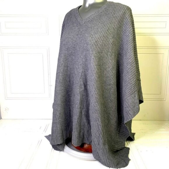 Elegant Warm Poncho in Grey - Picture 3 of 10